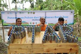 Menambang Emas dari Timbunan Plastik