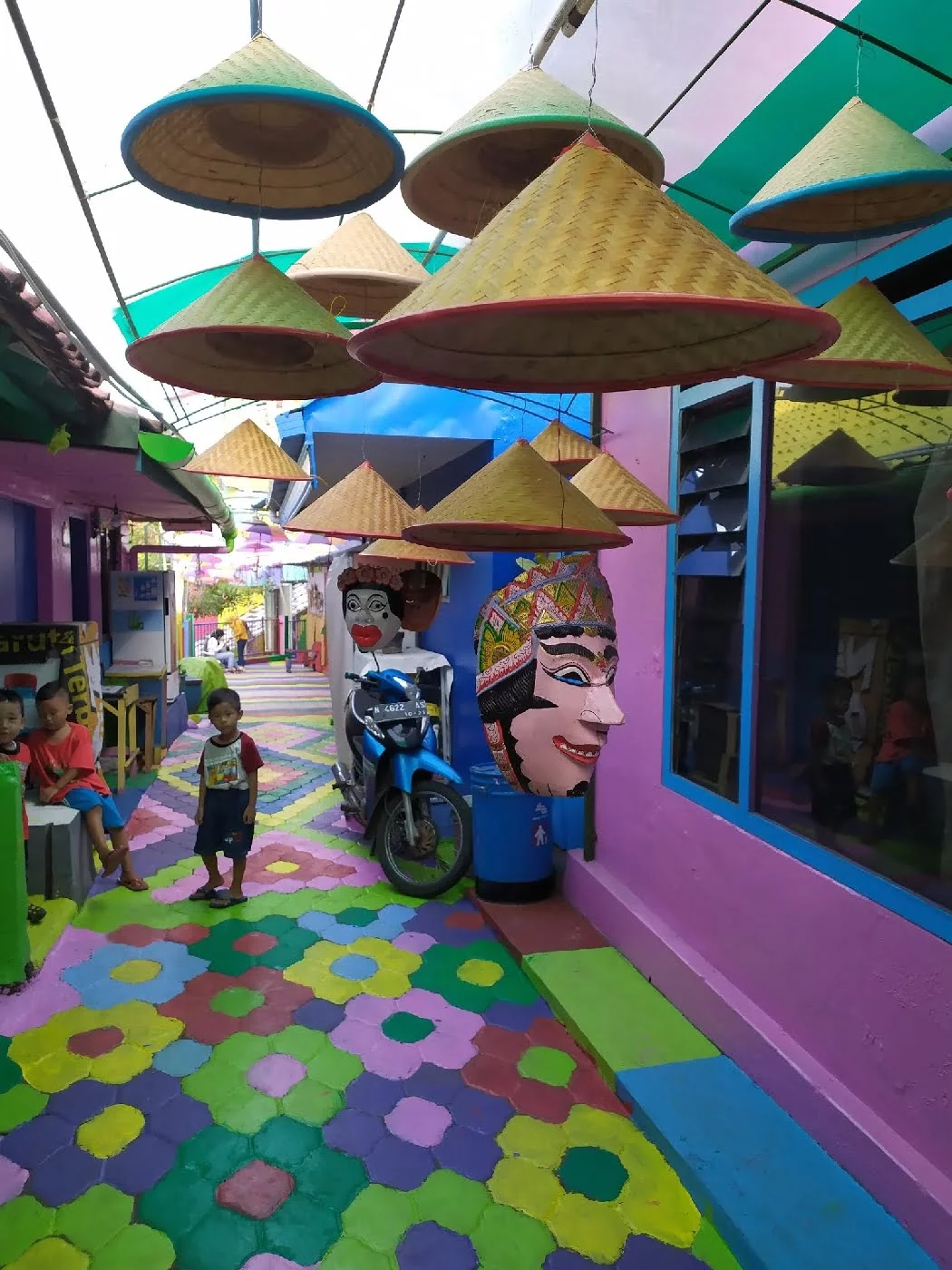 Menjelajahi Pesona Desa Wisata: Keajaiban Bak Tumpahan Cat Warna-Warni