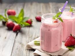 Cara Membuat Strawberry Shaker yang Segar dan Creamy ala Kafe